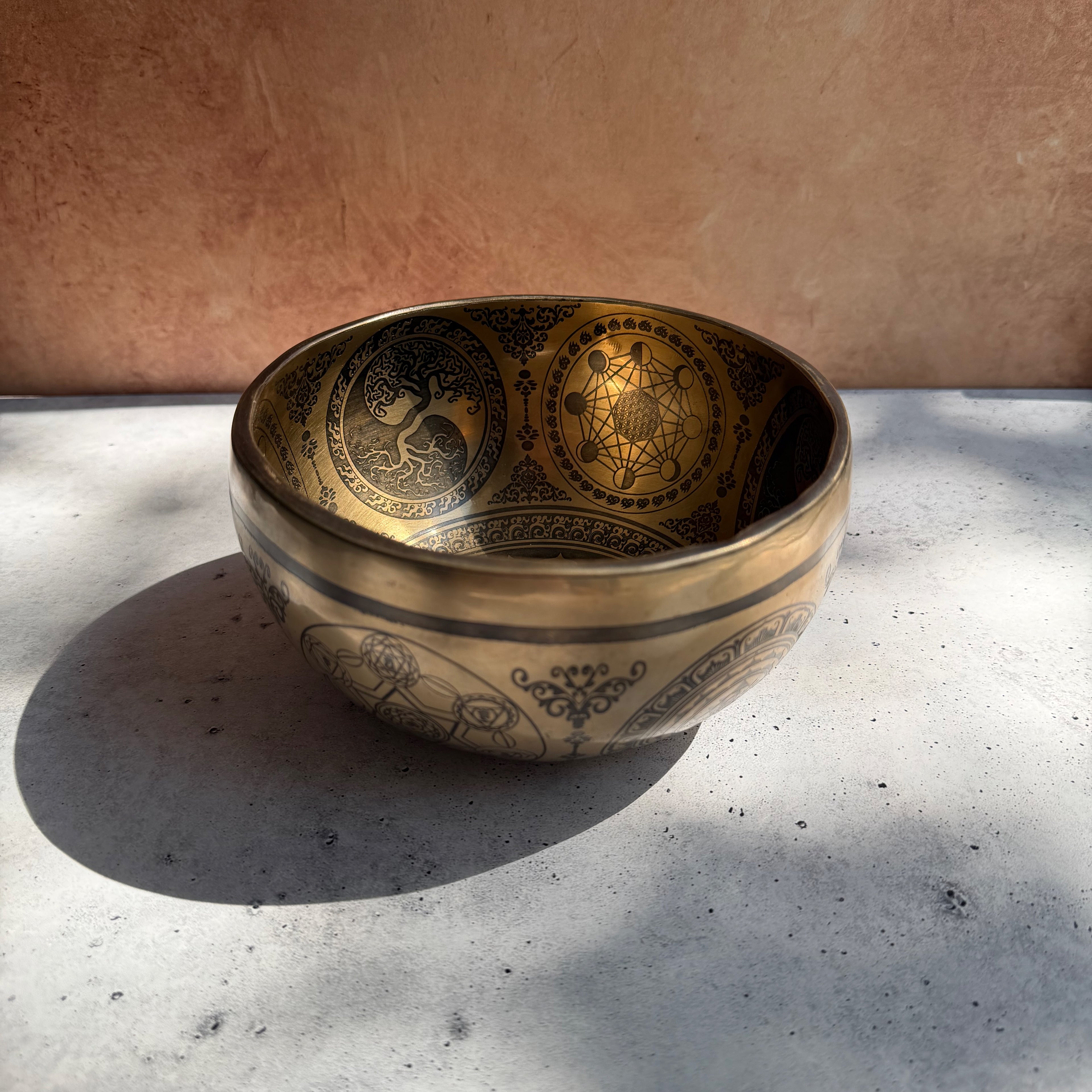 Hand Etched Bowl — 6.50" W x 3.25" H, F Note, 798g