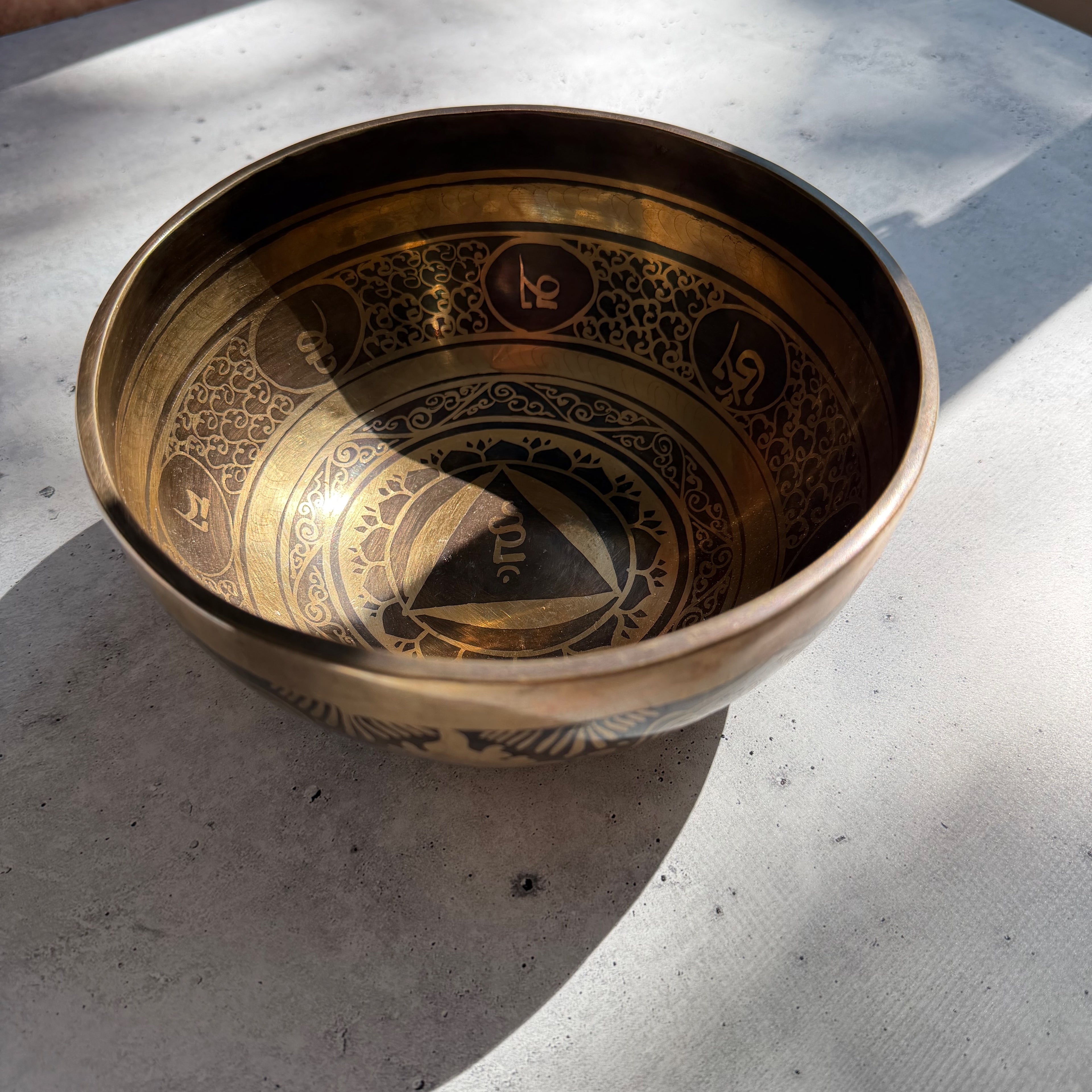 Hand Etched Bowl — 7.25" W x 3.25" H, B Note, 866g
